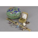 A small collection of jewellery, including a 9ct gold and amethyst ring, a cameo brooch, wine bucket