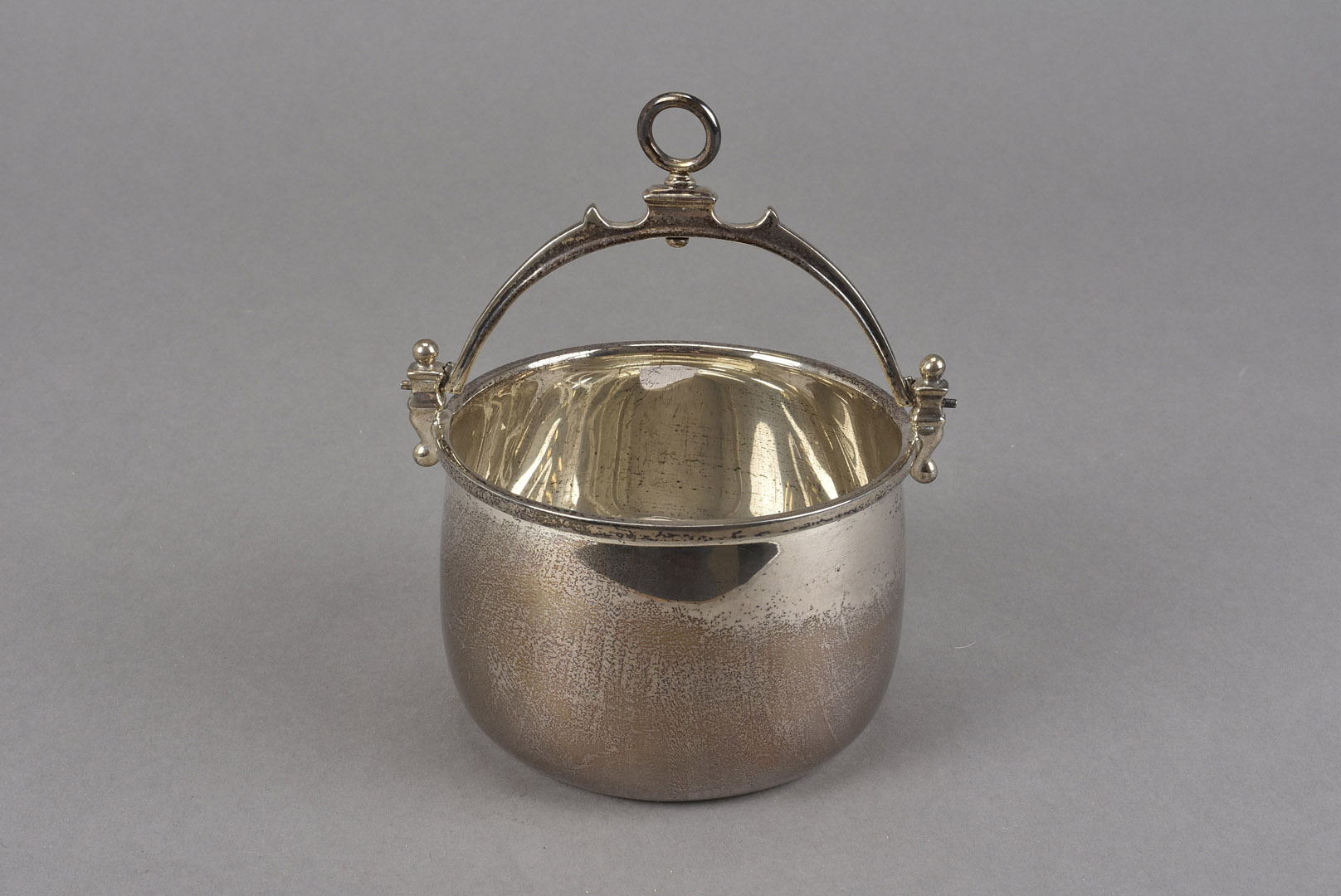 A modern Mexican silver drinking cauldron, the plain bowl with swing handle, marked to base, Tane