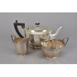 An Edward VII silver three piece tea set from William Hutton & Sons, London 1909, 17.3 ozt (3)