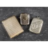 A 9ct gold engine turned small cigarette case, with hinged lid and button press clasp, 28g