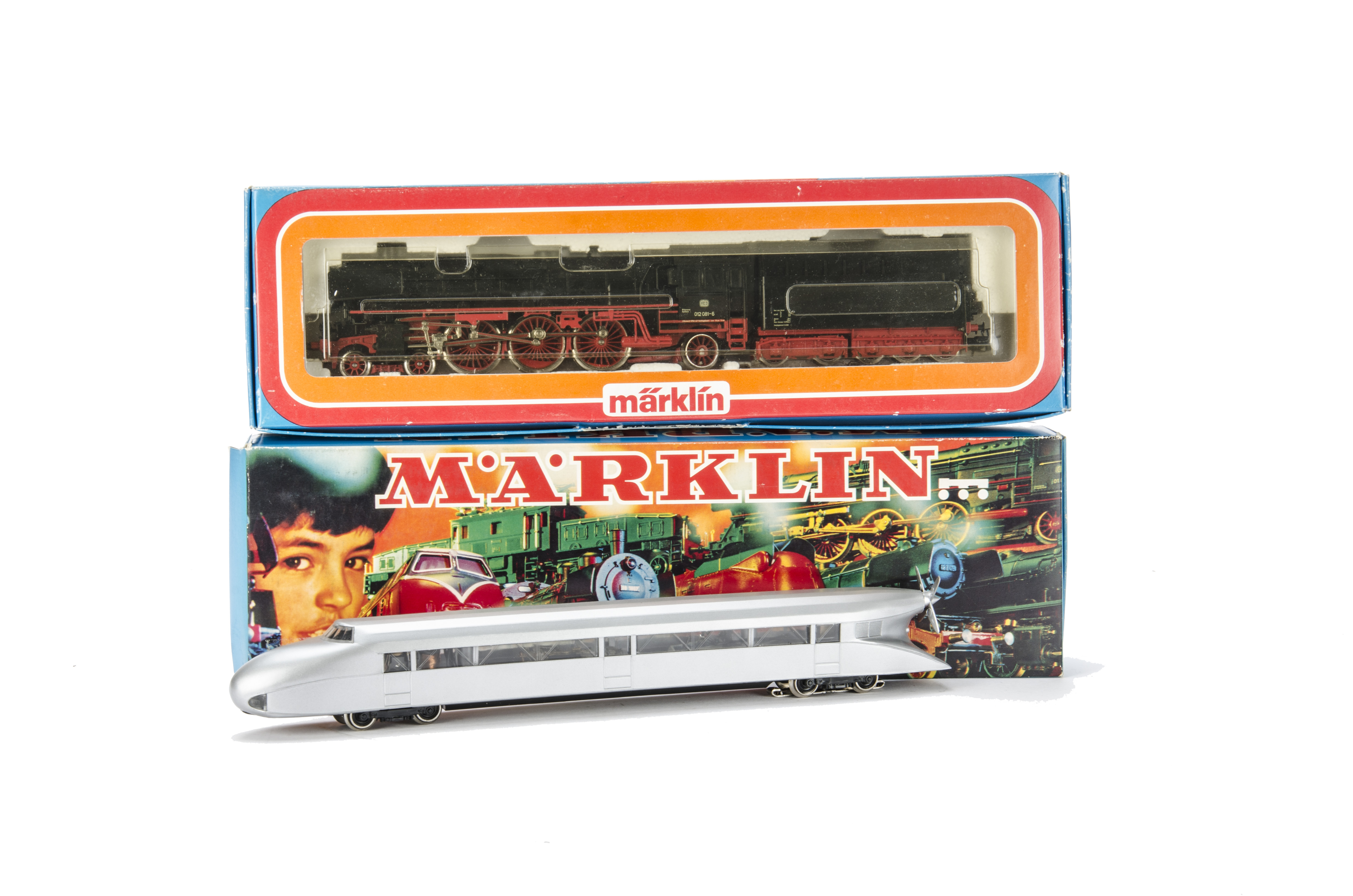 Marklin HO Gauge 3-rail Railcar and Steam Locomotive, ref 3077, a streamlined 'Zeppelin' railcar