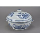 A late 18th/early 19th century Chinese export porcelain soup tureen, decorated in underglaze blue