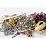 A collection of jewellery, including a yellow metal safety pin style brooch, 2.8g, an amber bead