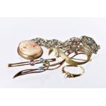 Four Edwardian and later items of 9ct gold jewellery, including a solitaire ring and three brooches,