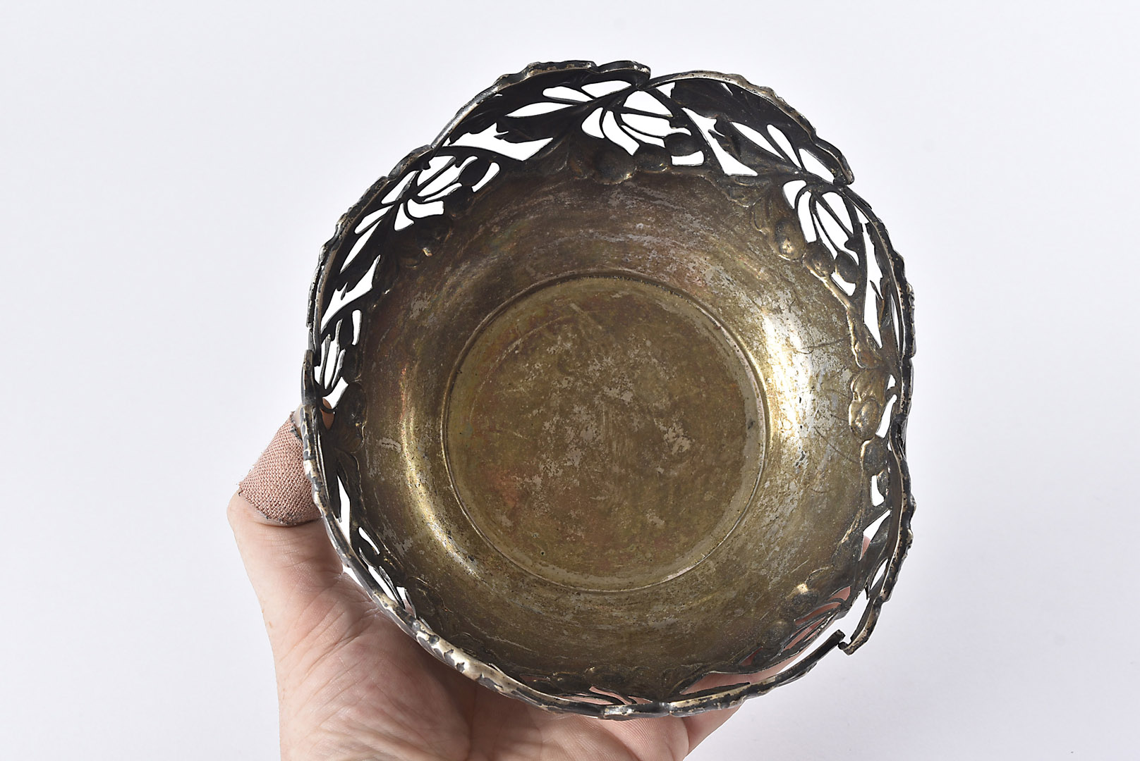 An Art Nouveau period German silver bowl, having pierced leaf and berry design, marked 800, - Image 3 of 3