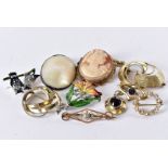 A small group of gold and other jewellery, including a 1970s 9ct gold swirl brooch, 4.5g, another