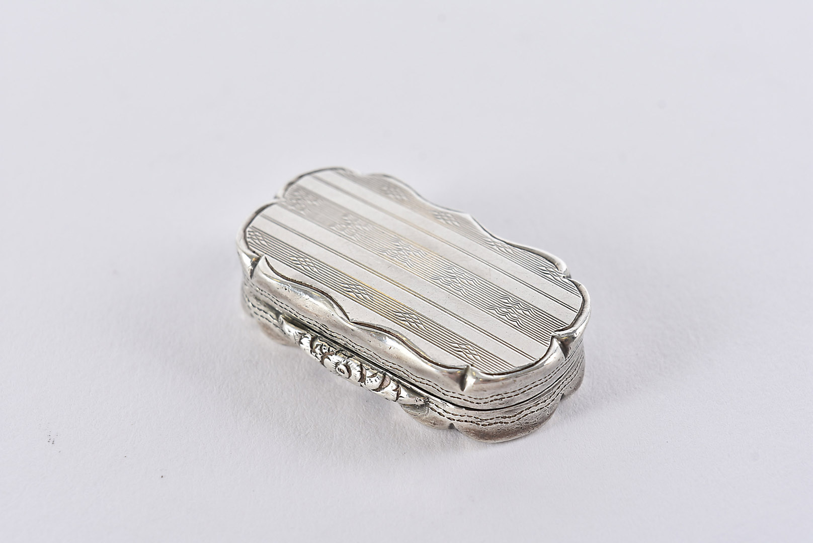 A Victorian silver vinaigrette by DP, shaped with engraved bands, Birmingham c1852 - Image 3 of 3