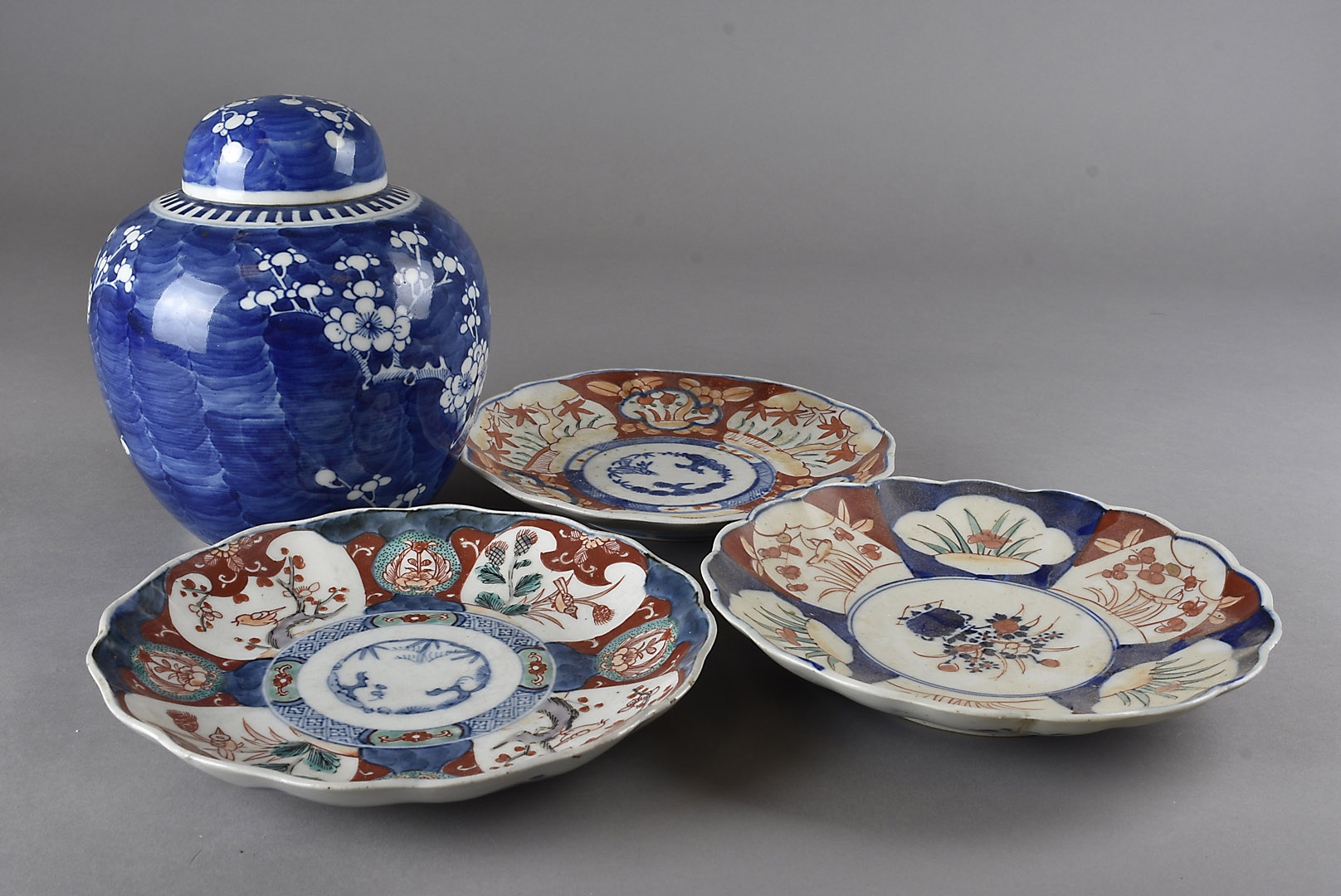 A collection of five lobed Imari plates 22 cm dia., together with a Chinese porcelain ginger jar and
