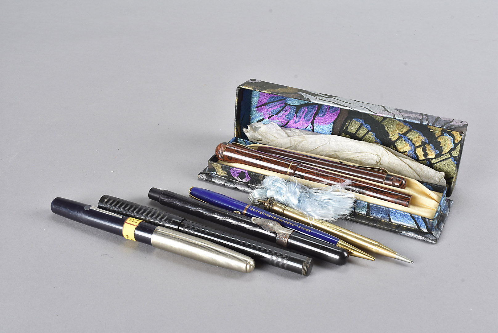 A 14ct gold nibbed and marbleised pen set, in fitted box with matching pencil, together with a