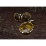 A 14ct gold and mottled glass pendant and pair of stud earrings