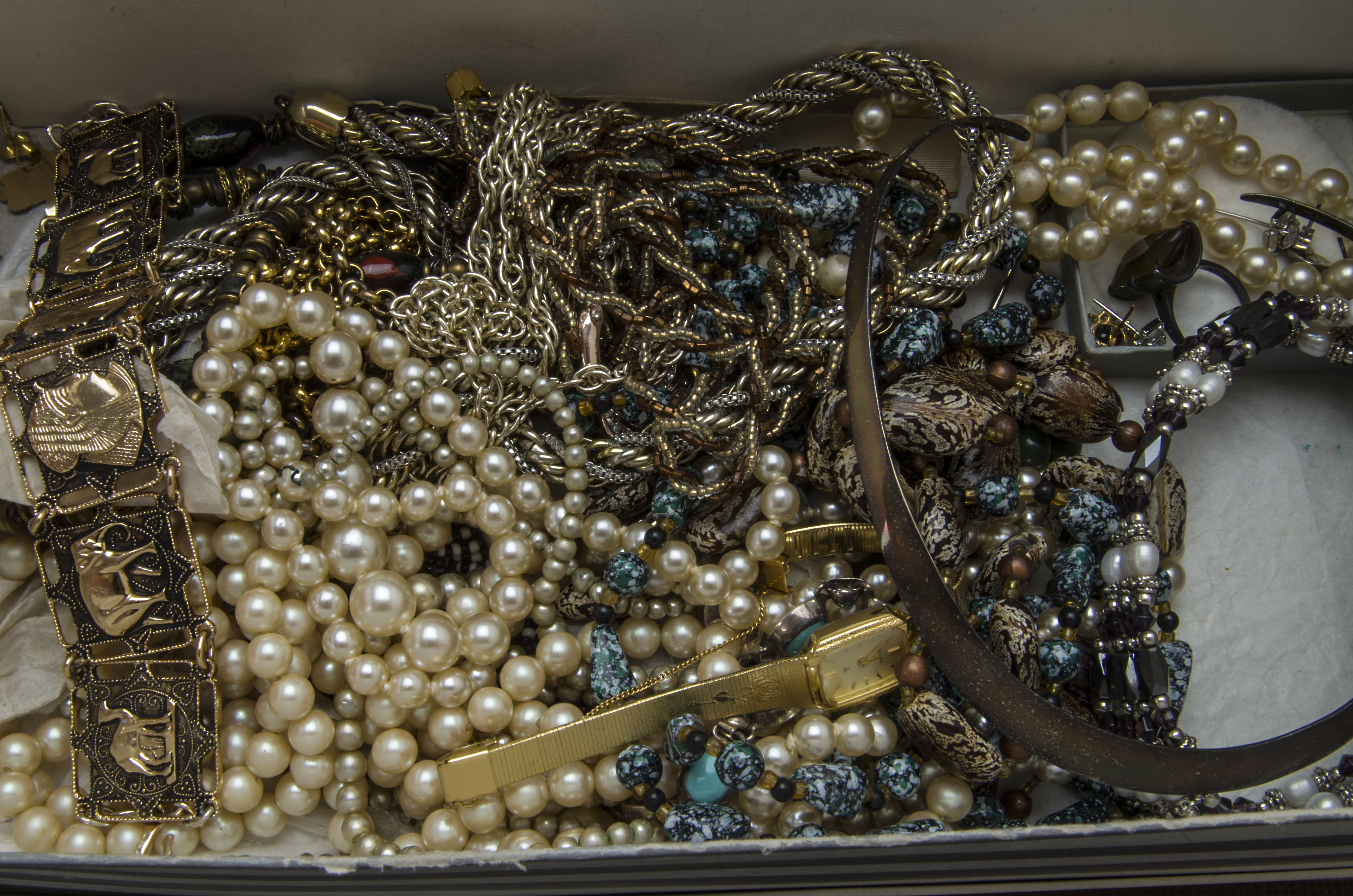 A collection of jewellery and jewellery boxes, including silver jewellery such as a brooch with - Image 4 of 4