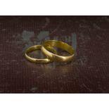 His and hers 22ct gold wedding bands, both plain and with hallmarks, 8.6g, sizes U and R (2)