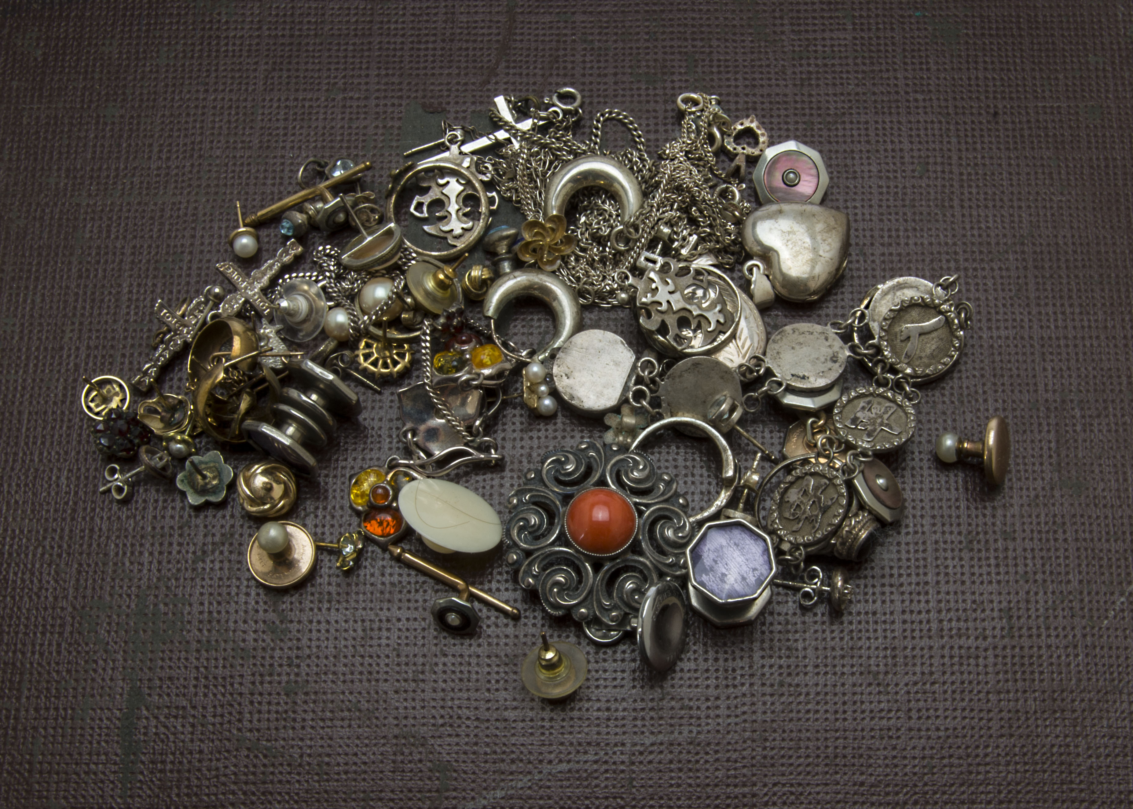 A collection of jewellery and jewellery boxes, including silver jewellery such as a brooch with - Image 2 of 4