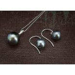 A modern Tahitian black pearl pendant and earrings set, with silver mounts, with silver chain (3)