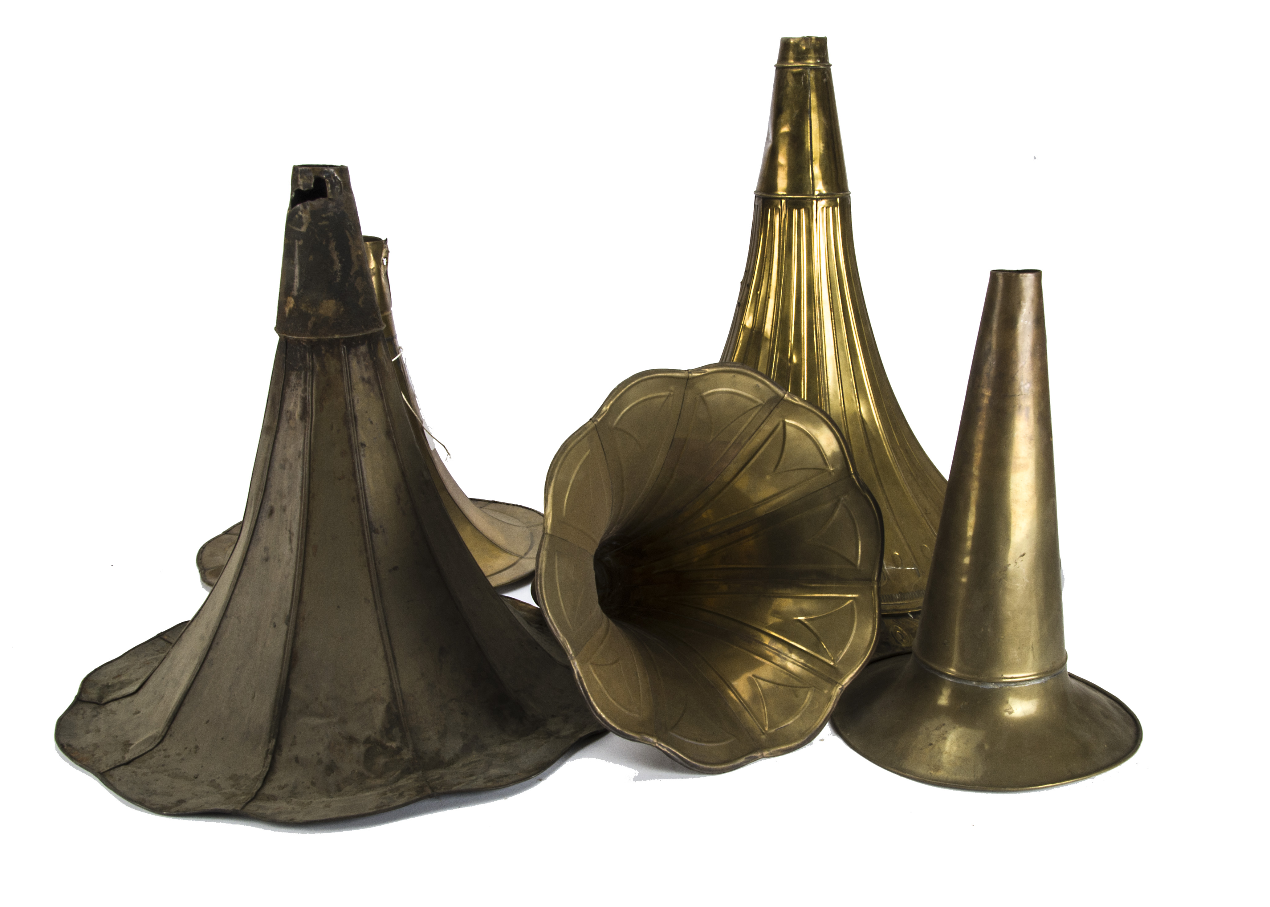Gramophone horns,brass: a witch's hat (16 in. long) and four various flower horns (5)