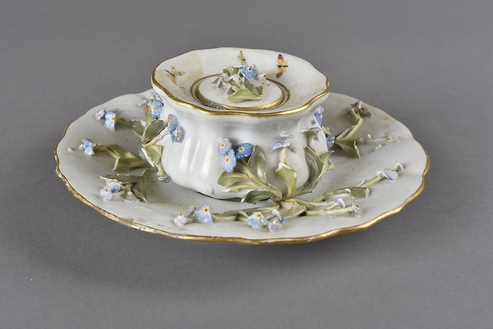 A Meissen floral encrusted inkwell, on stand, decorated with blue and white flowers AF, Meissen