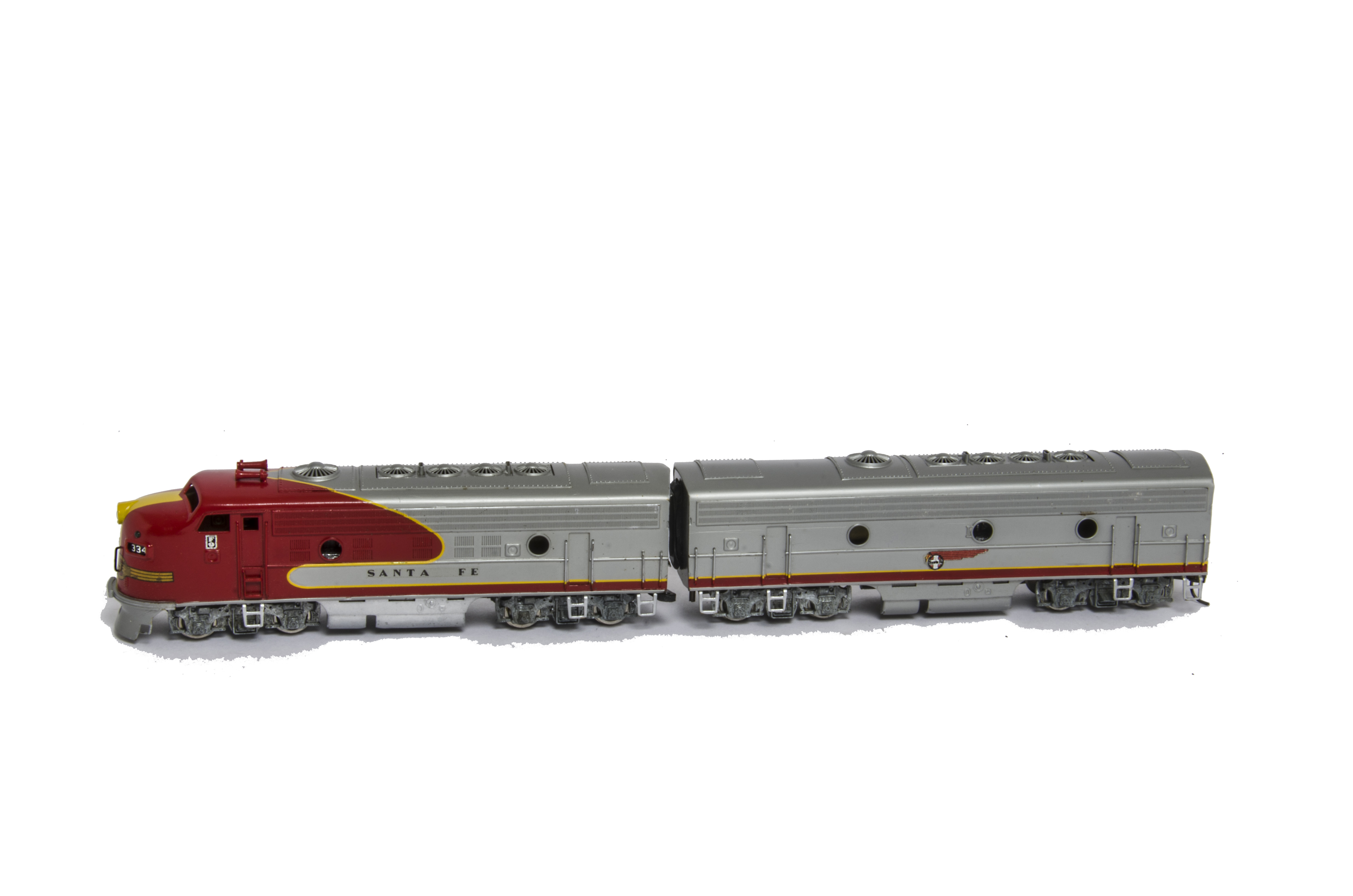 Tenshodo H0 Gauge Santa Fe F-9 Diesel Locomotive Pair, the locos a powered A unit no 334 and dummy B