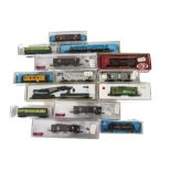 Large quantity of American Outline N Gauge wagons by various makers, model s by Atlas, Con Cor,