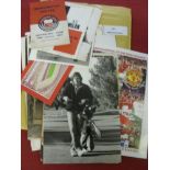Manchester Utd, a collection of memorabilia, to include magazines, pictures, photographs,