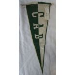 PENNANT - BANFIELD Match pennant from Club Athletico Banfield presented to referee Meade circa