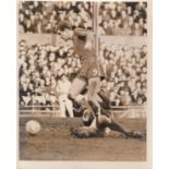 PETER OSGOOD / CHELSEA A 10" X 8" black & white action Press photograph of Peter Osgood stepping