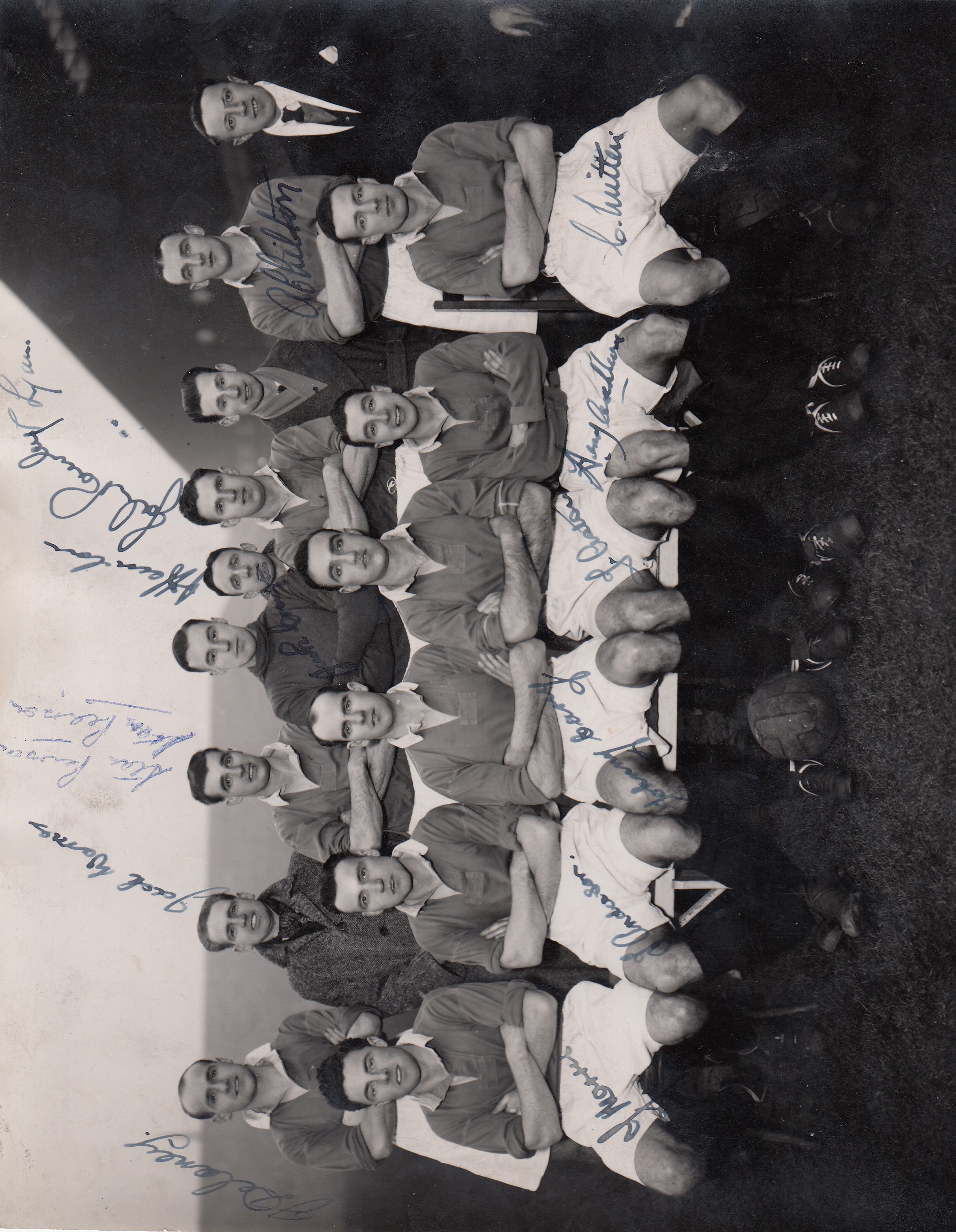 MANCHESTER UNITED 1948 Manchester United large team group original photograph signed by the 1948