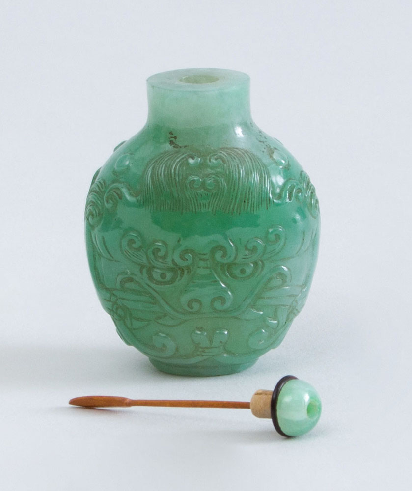 TWO CHINESE CARVED JADE SNUFF BOTTLES AND STOPPERS - Image 3 of 3