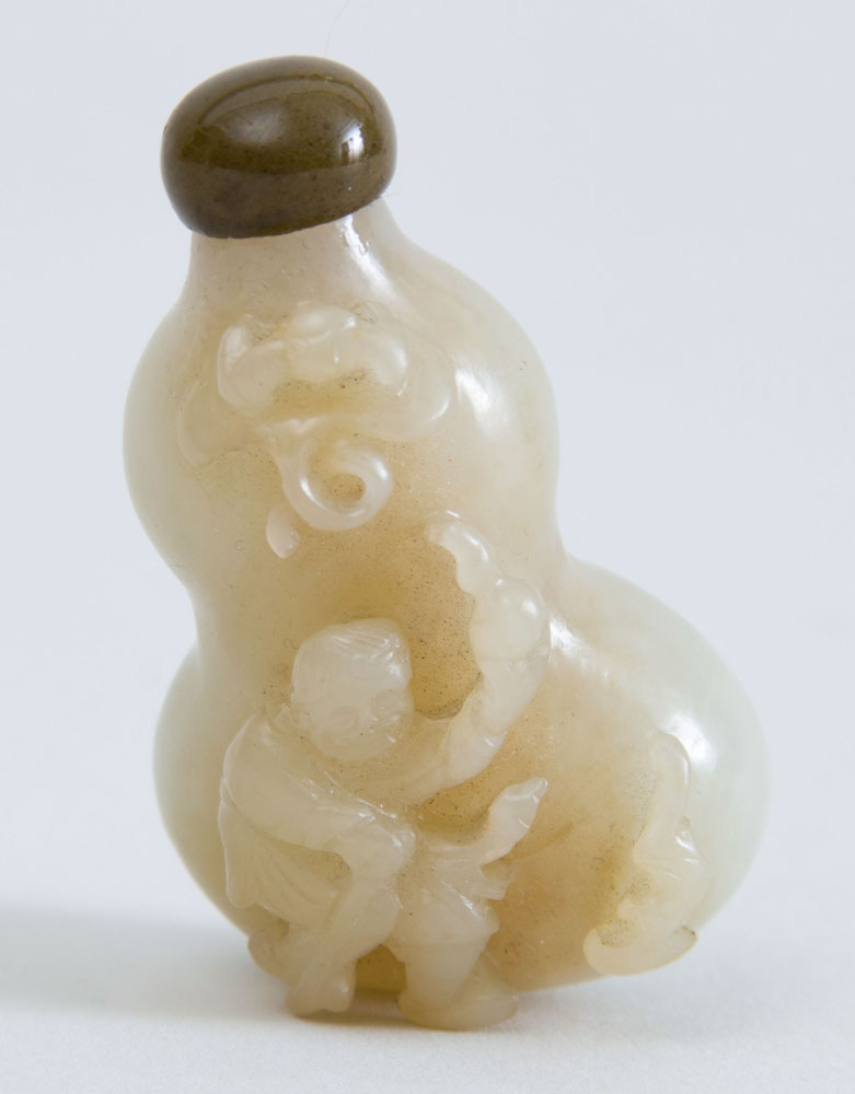 TWO CHINESE CARVED JADE SNUFF BOTTLES AND STOPPERS - Image 2 of 3