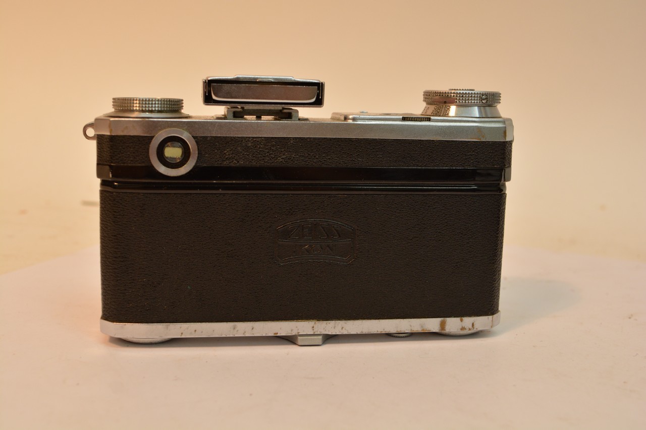 A Zeiss Ikon Camera the Contax in orgional leather case with serial number on the case 178712. - Bild 3 aus 4