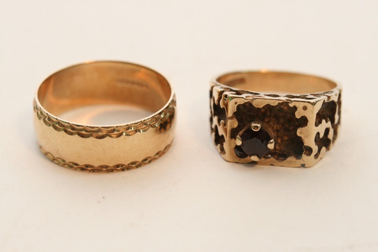 Two 9ct gold rings, one set with a garnet. - Bild 4 aus 4