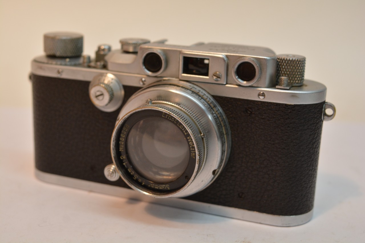 A Leica Camera D.R.P Ernest Leitz serial number 281973. In a leather case. - Bild 2 aus 4