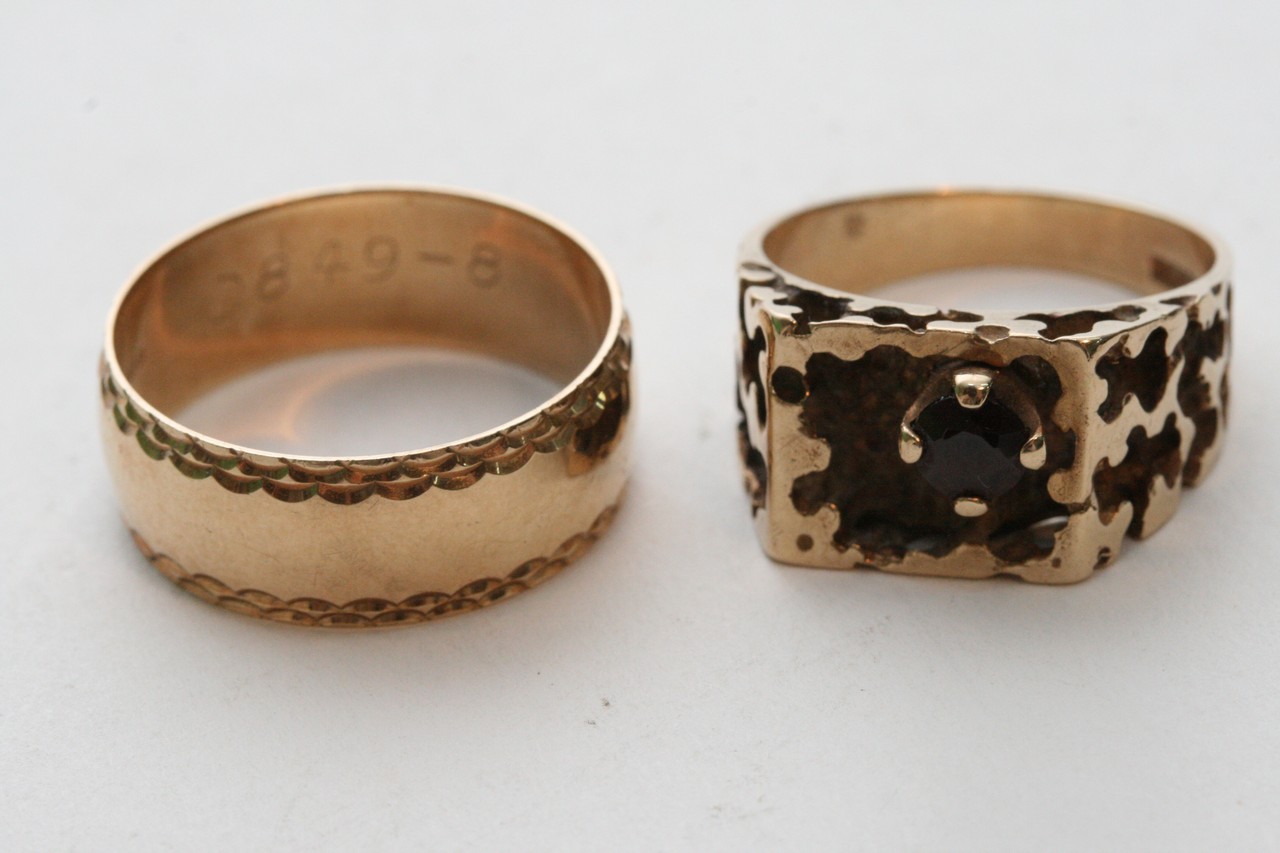 Two 9ct gold rings, one set with a garnet.