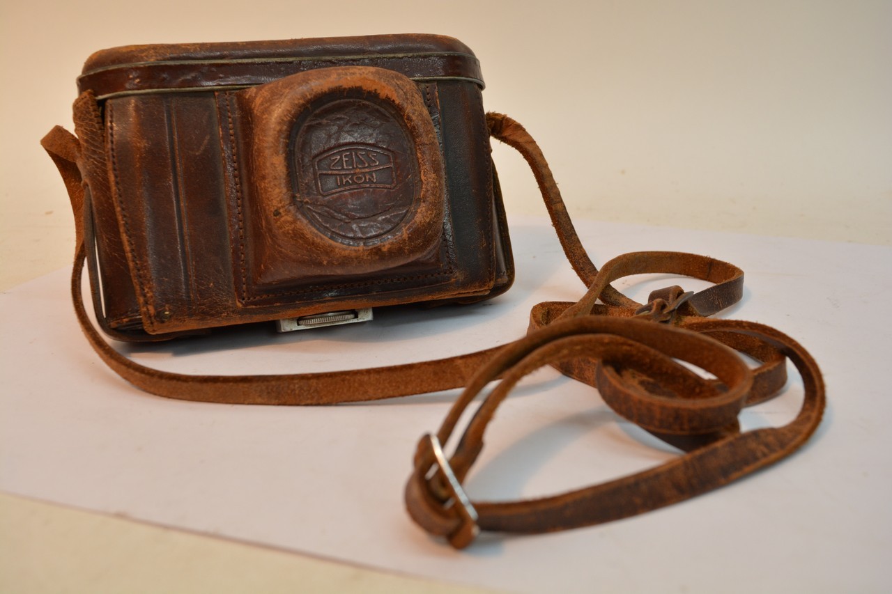 A Zeiss Ikon Camera the Contax in orgional leather case with serial number on the case 178712. - Bild 2 aus 4