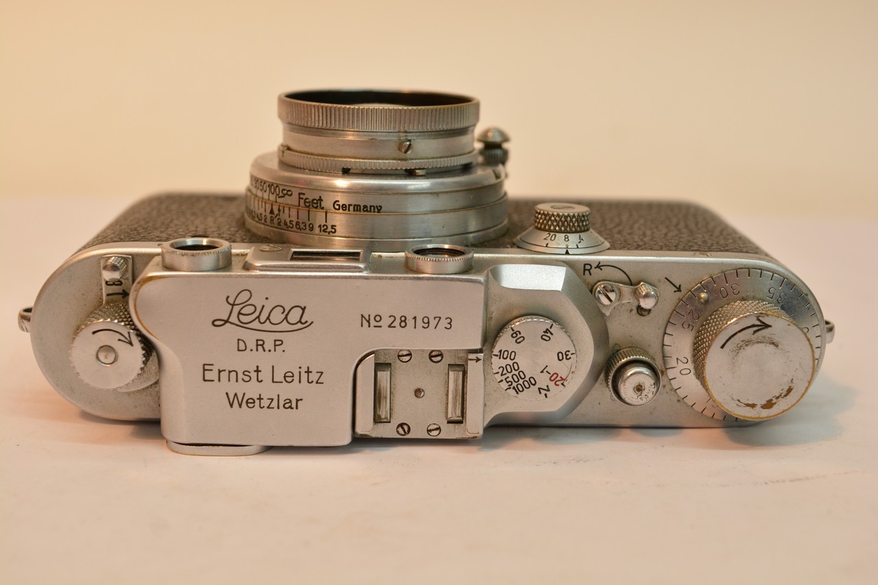 A Leica Camera D.R.P Ernest Leitz serial number 281973. In a leather case. - Bild 4 aus 4