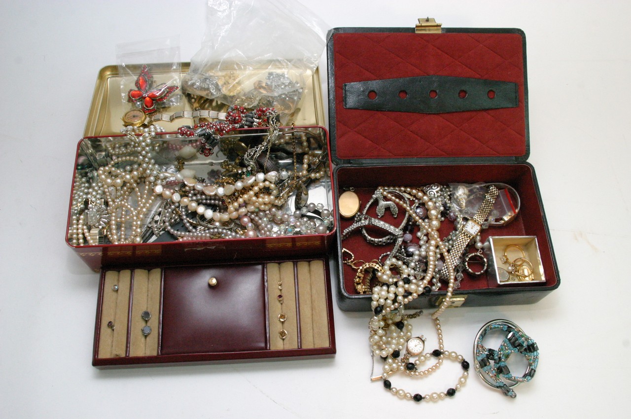 A small quantity of various costume jewellery