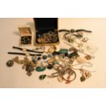 A small quantity of mixed costume jewellery
