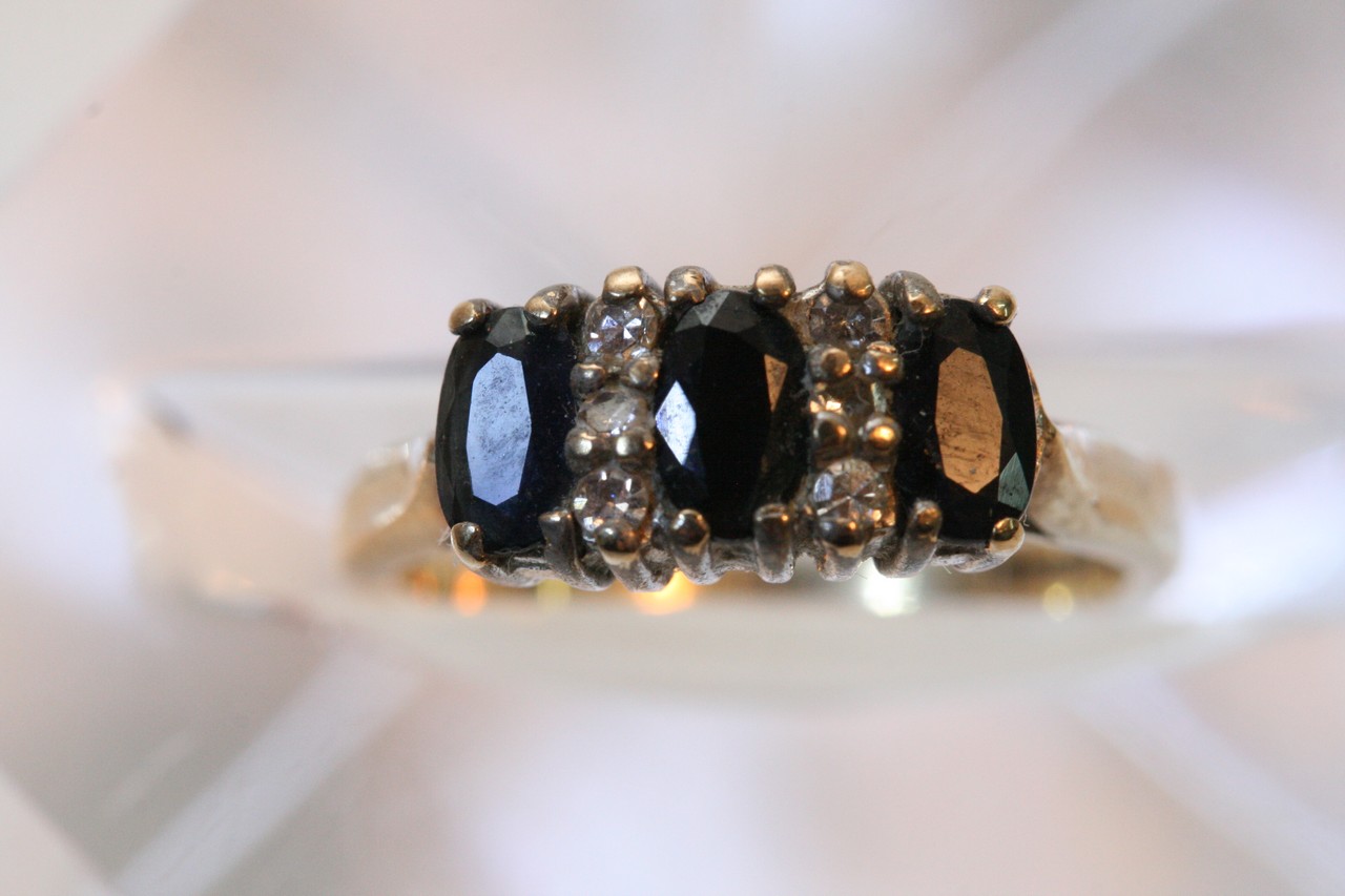 A 9ct gold ring set with blue and clear stones. - Bild 3 aus 4