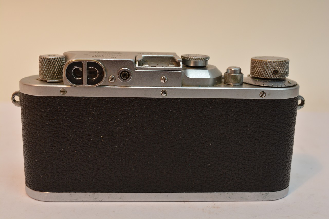 A Leica Camera D.R.P Ernest Leitz serial number 281973. In a leather case. - Bild 3 aus 4