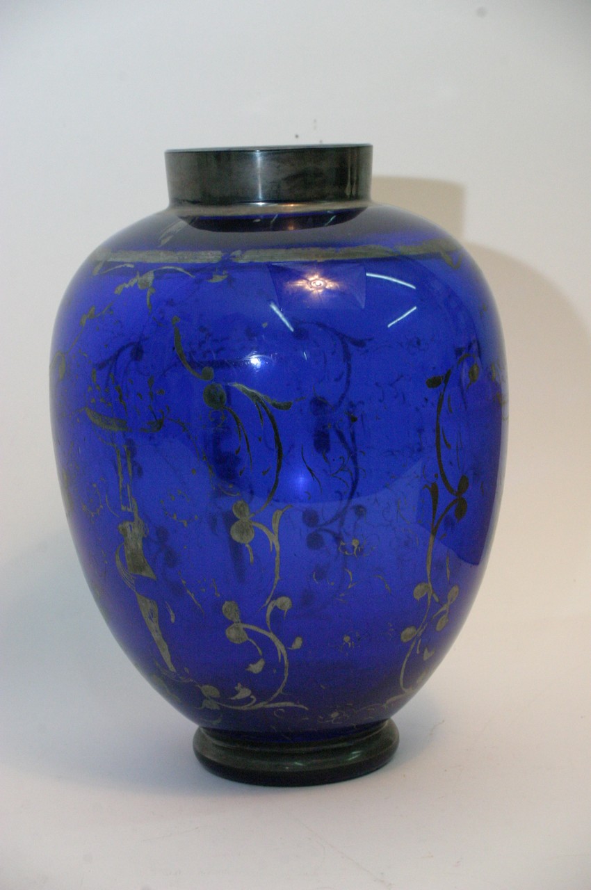 An early 20th century Scandinavian glass vase with - Bild 2 aus 4