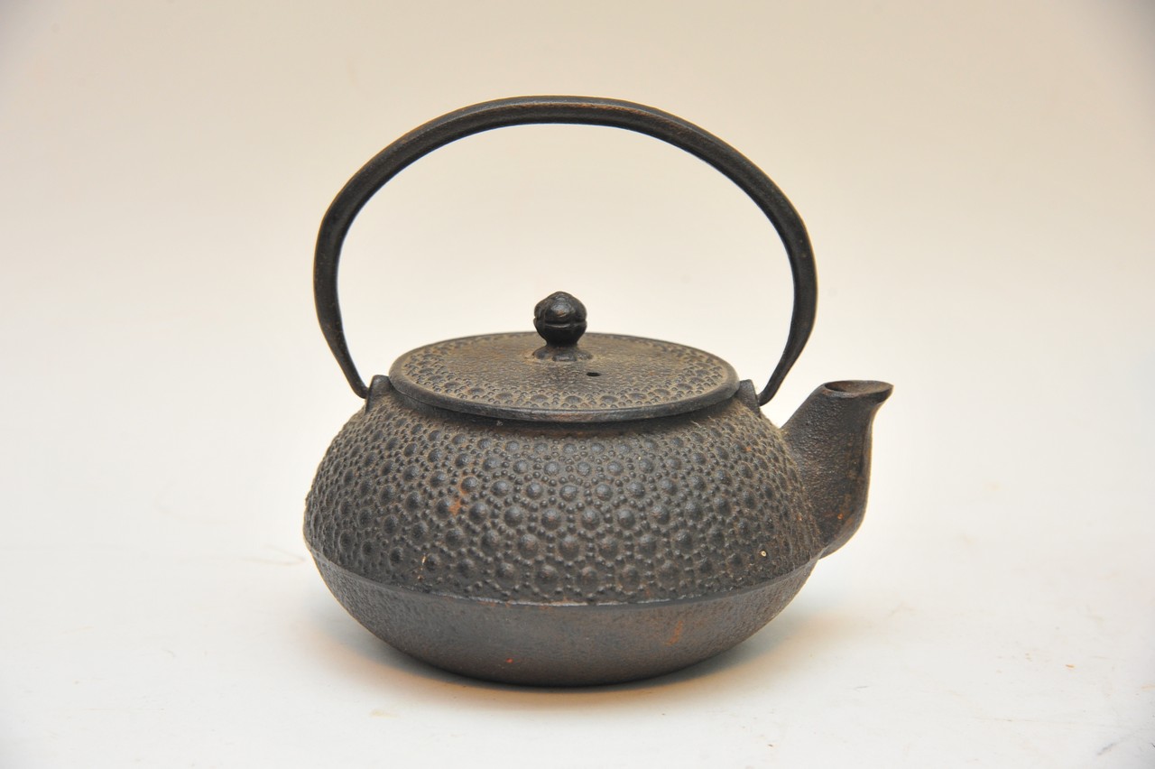 A Japanese cast iron teapot decorated in relief - Bild 2 aus 6