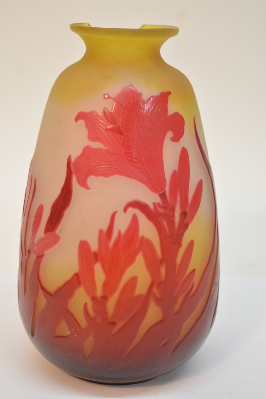 A signed Galle glass vase with cameo cut decoratio - Bild 2 aus 4