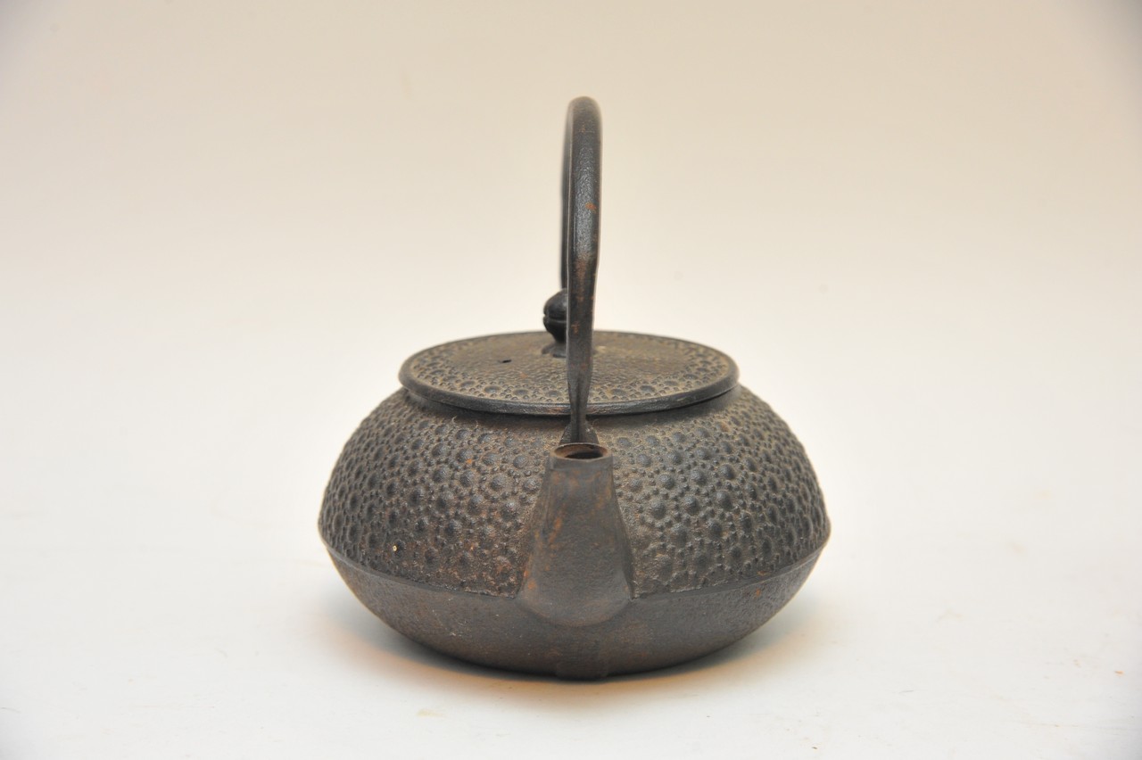 A Japanese cast iron teapot decorated in relief - Bild 3 aus 6