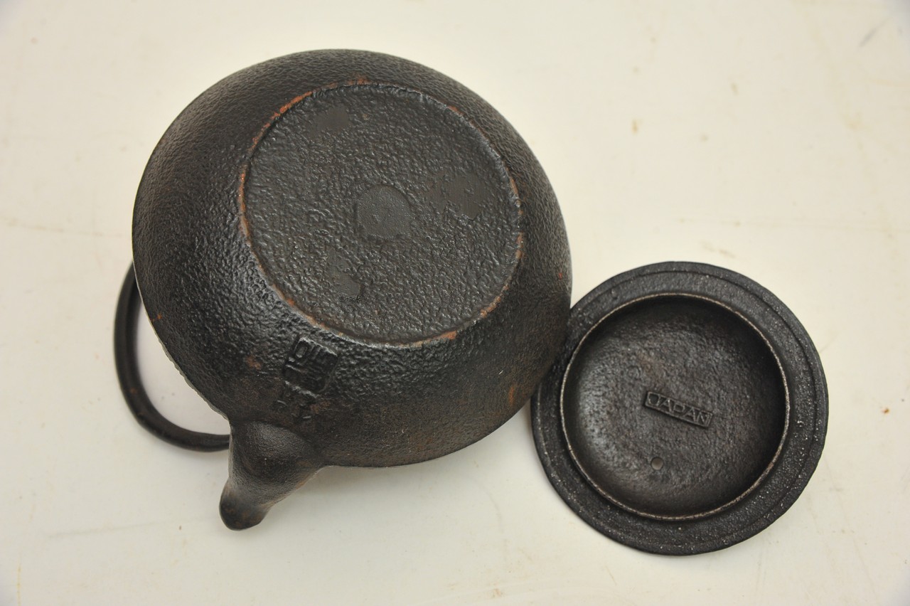 A Japanese cast iron teapot decorated in relief - Bild 6 aus 6