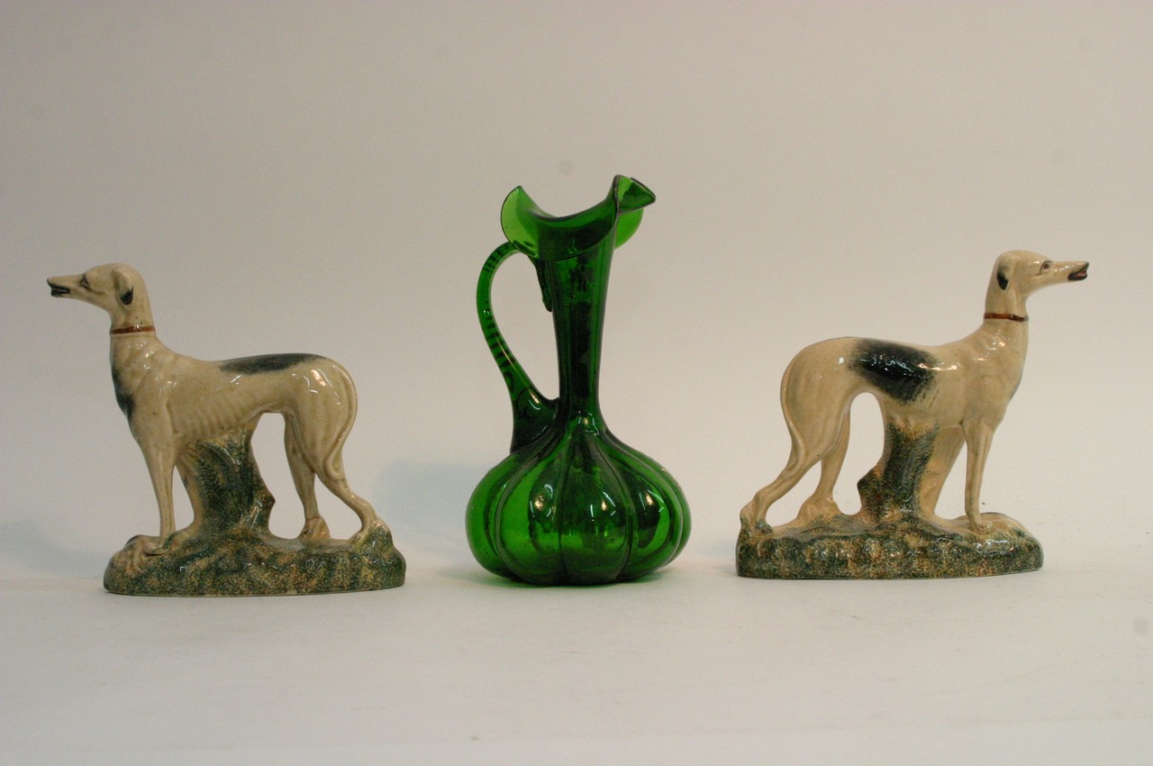 Two Staffordshire type dogs and a green glass jug - Bild 2 aus 2