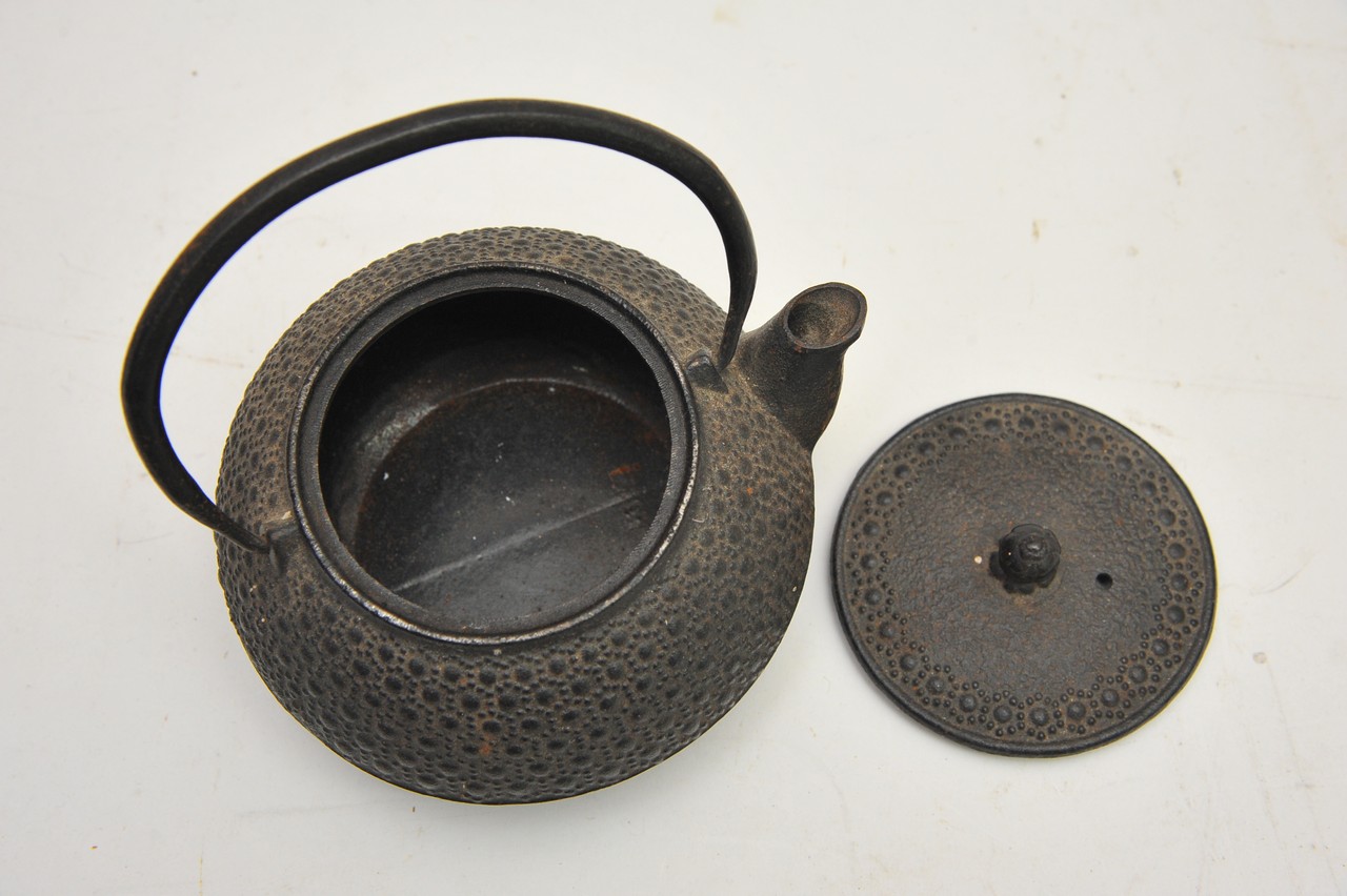 A Japanese cast iron teapot decorated in relief - Bild 5 aus 6