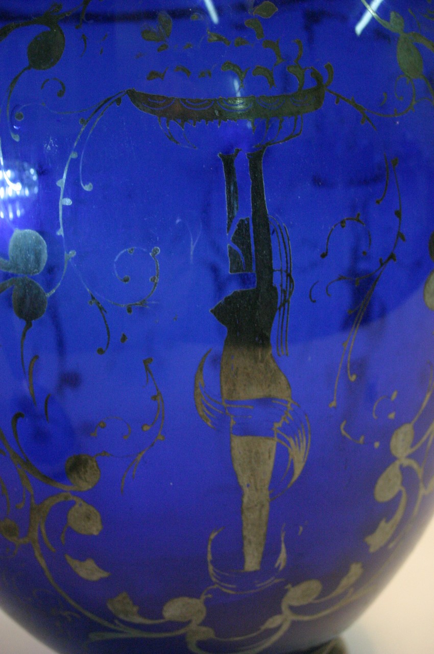 An early 20th century Scandinavian glass vase with - Bild 4 aus 4