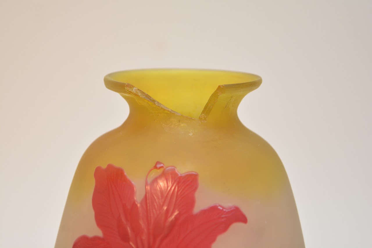 A signed Galle glass vase with cameo cut decoratio - Bild 3 aus 4