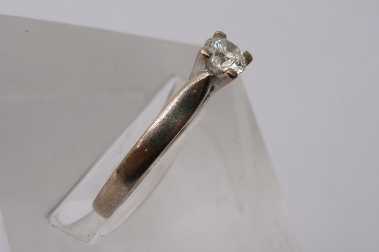 An 18ct brilliant cut diamond ring, 048ct, approx - Image 5 of 8