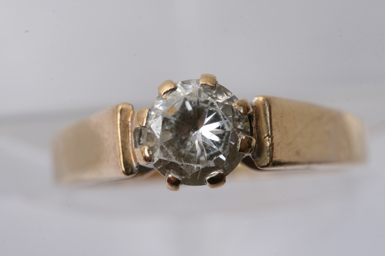 A 9ct gold solitaire ring - Image 3 of 7