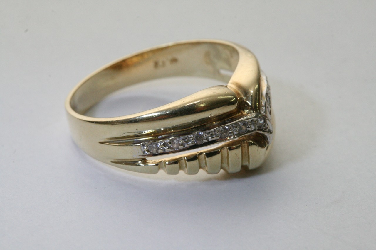 A 14ct yellow gold and diamond set dress ring - Image 3 of 3